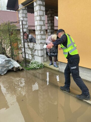 Лихо під Києвом: розмило дамбу, у двори та будинки ринули потоки води