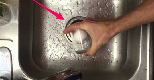 Як почистити варене яйце за 5 секунд, а не колупати нігтями 10 хвилин! (Відео)