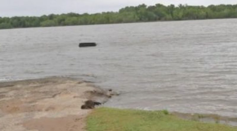 Зниклу жінку знайшли через два дні у затопленому джипі в озері: як її рятували (фото)