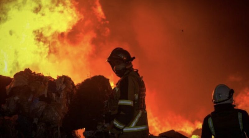 Будинок згорів разом з людьми після нового авіаудару росії: названо кількість жертв
