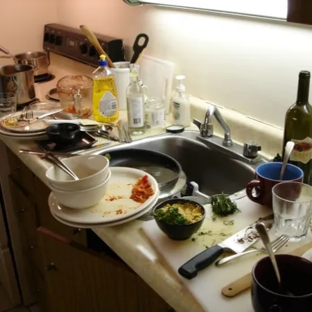 Чому ніколи не можна мити посуд в гостях: прочитайте і більше ніколи цього не робитимете