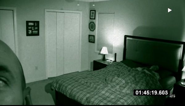 Хлопець перед тим, як лягти в ліжко, встановлює приховану камеру. Те, що вона зняла, вас явно шокує!