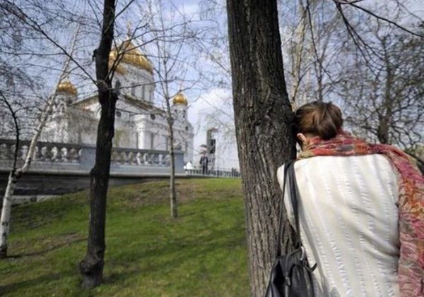 У любові та злагоді ми з чоловіком прожили десять щасливих років. А тоді в нього виявили недугу. Це було — як грім серед ясного неба. Дорогою до Києва, куди ми їхали на консультацію до відомого фахівця, я весь час молилася. Просила Бога, щоби цей висновок виявився помилковим. Обіцяла: якщо Господь зробить для нас це велике диво, то я продам новеньку іномарку