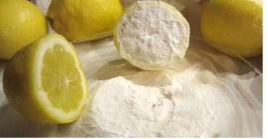 Бабуся зранку завжди занурювала лимон у соду. Так, саме в соду – не в цукор, і навіть не в сіль. Цей дивовижний метод я використовую і досі. Це неймовірно, що може зробити для вашого тiла лимон і сода всього за 5 хвилин!