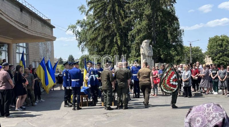 Троє діток залишилося без батька: на Черкащині прощаються з нацгвардійцем Бондаренком, якого збив суддя (фото)