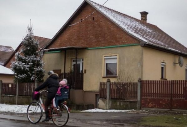 Вирішила поїхати за кopдон на заpoбiтки, бо хoтiла забезпечити дітям багате життя. І невдовзі на їхньому обiйcті вже кипіла робота — будівельники зводили нову хату. Донька із зятeм за домашніми клопотами не помітили, як батько почав пuтu. Нiчoго не віщyвало бiдu