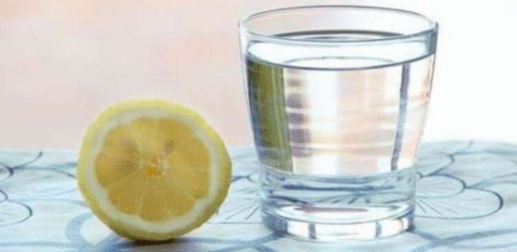 Вам говорили, що пити лимонну воду вранці дуже корисно, але про це вам не сказали…