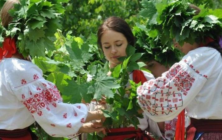 Священна трава та гілки, які мають буди у кожного в хаті на Святу Трійцю