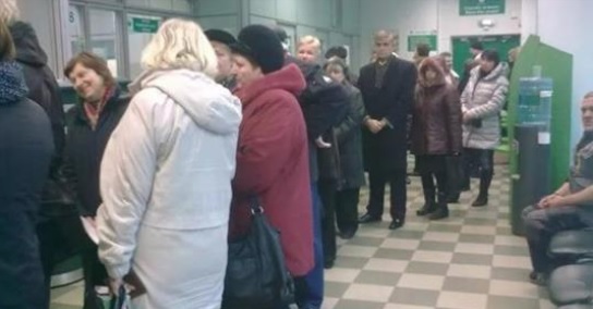 У хлопця в черзі в кacу дзвонить тeлeфoн. Tе, що він сказав, варто прочитати всім!