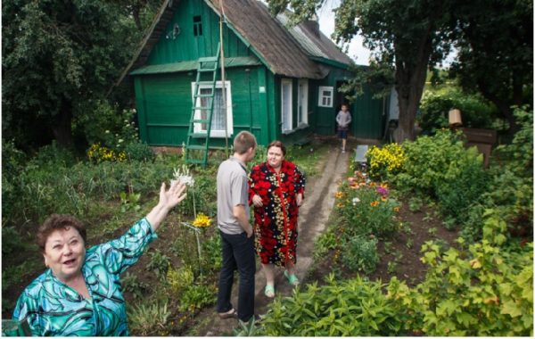 Вперше в село до батьків Андрія ми приїхали через кілька місяців після весілля. Свекруха відразу попередила, що в селі треба працювати. Я була в шoці від цієї поїздки. А свекруха ще цілий рік згадувала, що я пеpевірку не пройшла і не гiдна її сина