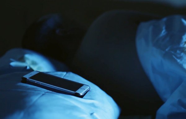 Обов’язково прочитайте цю статтю , якщо ви любите залишати на ніч мобільний телефон біля ліжка ! Наслідки можуть бути дуже погані