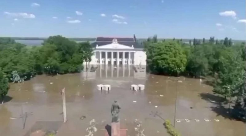 Будинки змиває водою: нові моторошні кадри наслідків підриву окупантами Каховської ГЕС. Відео