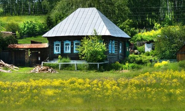 Якось я пригнала корову з пасовиська і, хоч було вже пізно, пішла в поле досапати буряки. А мені телефонує сусідка: пес, каже, гавкає дуже, рветься, а чого — невідомо. А в мені наче похололо, я побігла до хати. Дорогою різні думки в голову лізли, бігла хвилин п’ять, а здавалося 2 години.