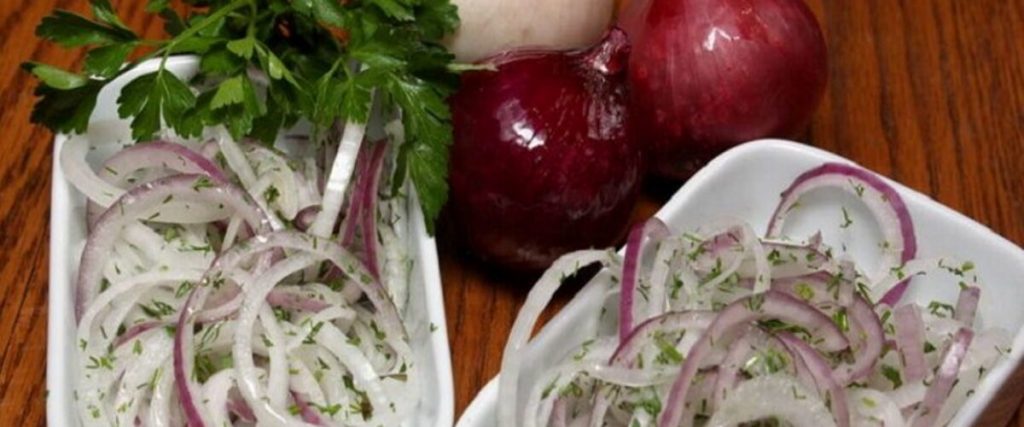 Солодка і хрустка маринована цибулька для салатів або шашлику за 20 хвилин