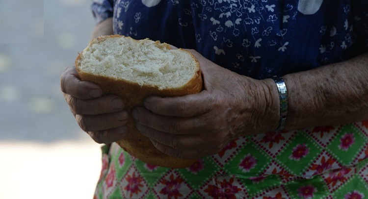 Бабуся стояла біля магазину, відкушувала хліб і тихо плакала … Я не сумніваюся, що поруч з нею був сам Господь