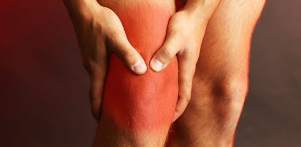 У 90% випадках біль у колінах пов’язана не з самим коліном. І лікувати її можна без операцій та ліків