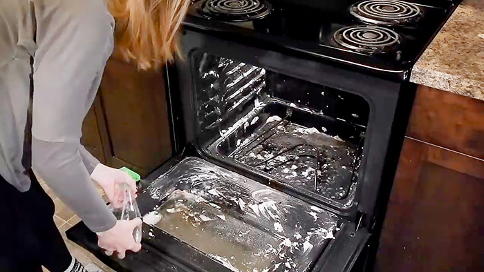 Величезне дякую тому, хто придумав цей геніальний метод: Як очистити духовку без особливих зусиль