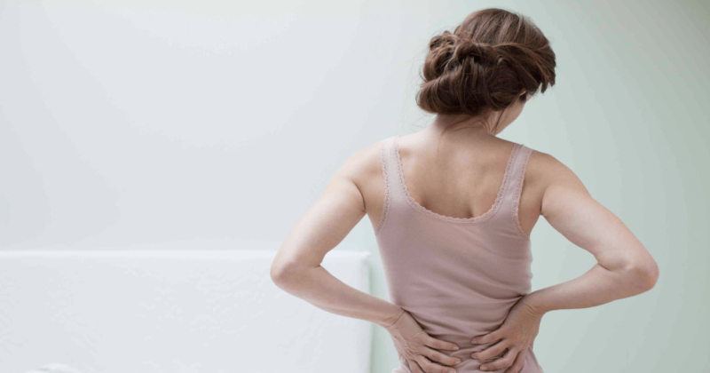 Не робіть так! Названо 5 шкідливих звичок, через які часто болить спина!