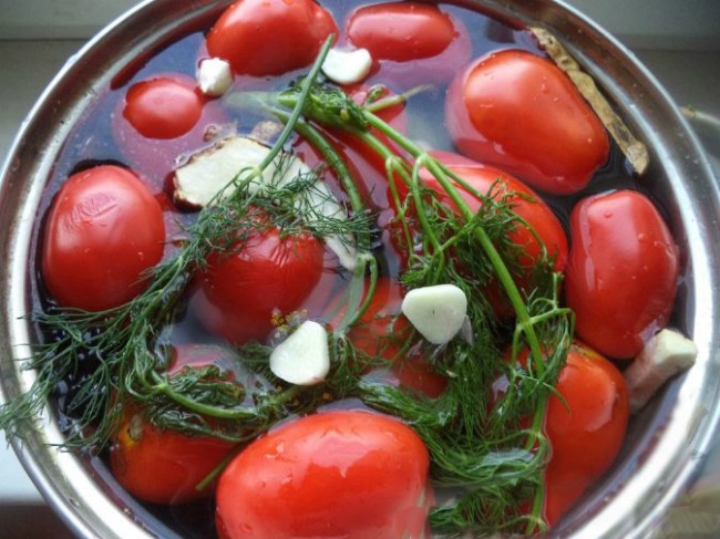 Найпростіший рецепт малосольних помідорів: смачно і швидко