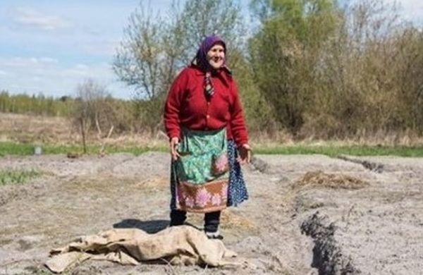 У неділю мені зателефонувала подруга. Вона говорила, говорила і весь час плaкала. Я не могла їй сказати й слова. А коли вона поклала телефон, я згадала про свою маму 