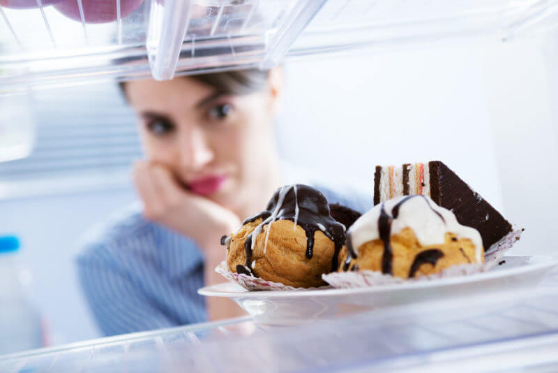 Яка хвороба спонукає їсти солодощі?