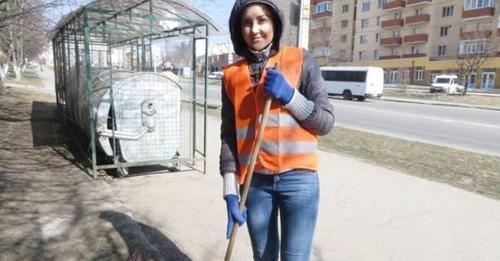 Через підлість свекрухи я підмітала двори, щоб заробити сину на хліб. Вона ж навіть не посоромилась мого сирітського минулого!