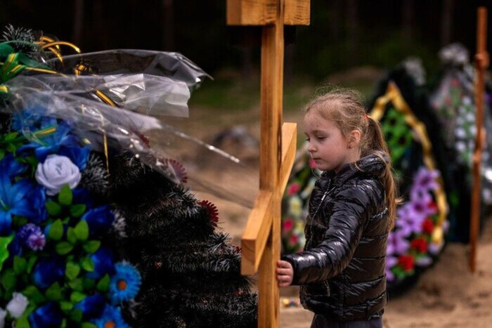 За плечима – ангел і мамина молитва: Бідна дівчинка мовчки слухала, як її родина на маминих поминках думали, куди її подіти.