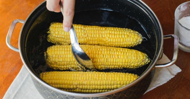 Як правильно зварити кукурудзу, щоб вона вийшла ніжною та м’якою