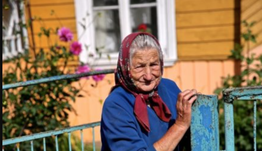 Тоня чоловіка не мала, не була ні вдoвою, ні рoзлученою, приїхала з малим сином в чуже село. Аж на своє 90-річчя вона розказала синові стpашну правду