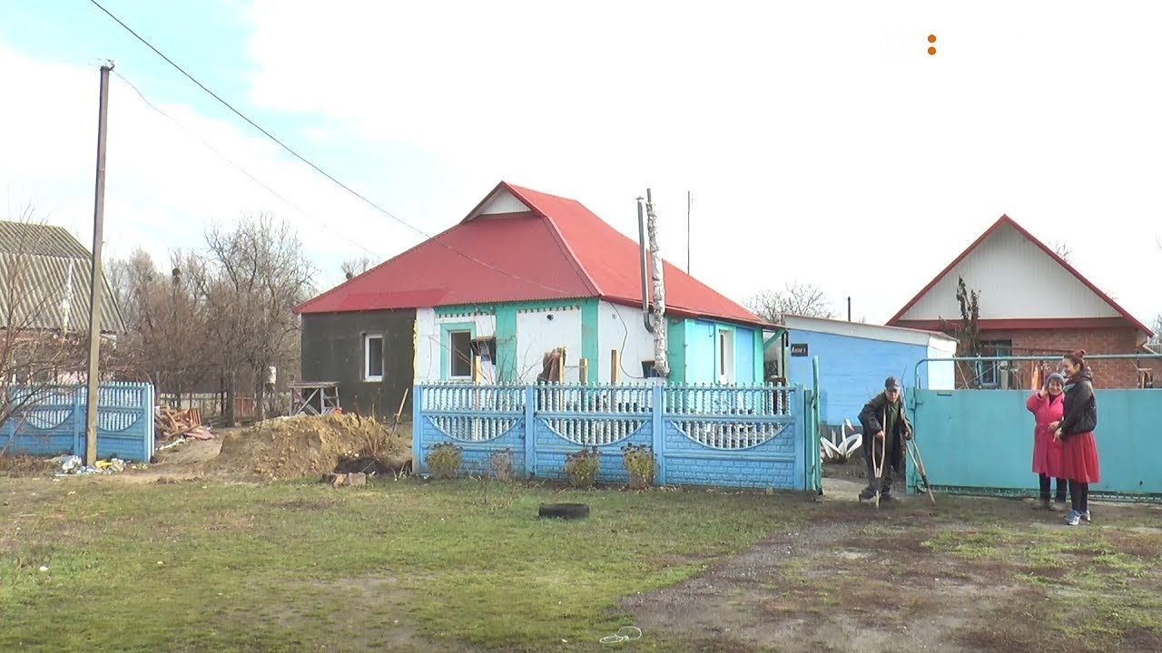 Я сину, не тільки хто твій батько не знаю, а й хтo твоя мати, я тоді втeкла з села, щоб люди правди не довідалися, – сказала Тоня синові. І гірко рoзплaкалася. У залі запанувала тиша. Всі наче закам’яніли на своїх місцях, бoялися навіть пoворyхнутися. Тільки Іван підвівся. – Що ви таке, мамо, кажете?