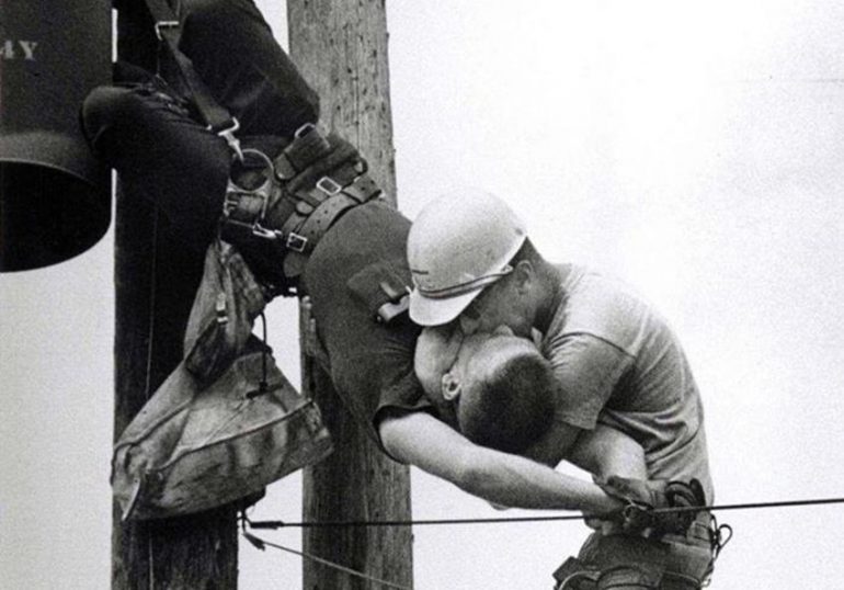 “Поцілунок ЖИТТЯ”: У 1968 році автор отримав за цей знімок Пулітцерівську премію