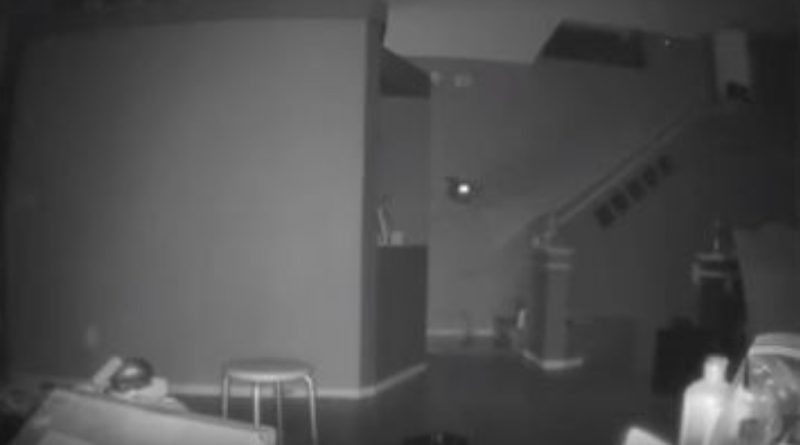 Чоловік нажаханий “примарою”, що спостерігає за ним ночами: запис із камери відеоспостереження