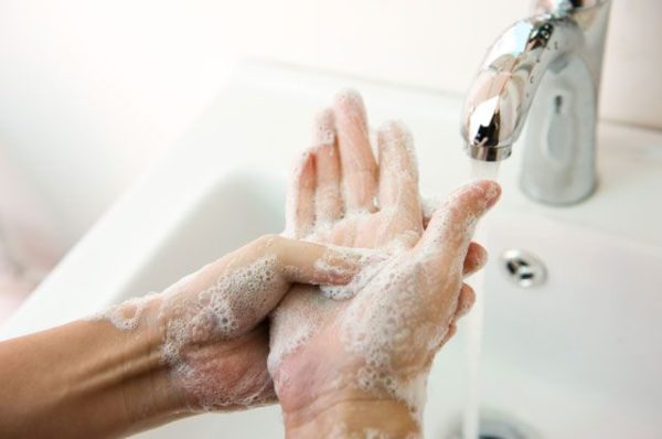 Після непpиємної розмови бабуся радила помити руки. Все життя так роблю, і знаєте, допомагає. Ось в чому причина