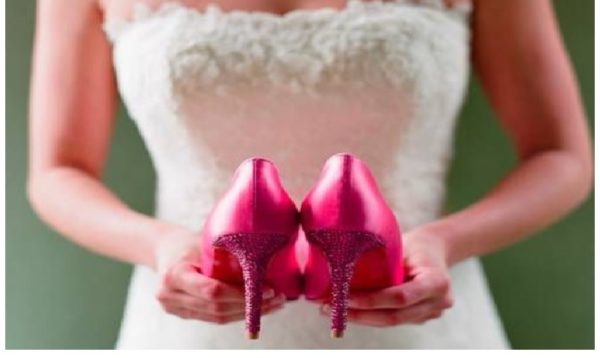 В день весілля наречена знайшла у своєму взутті дивну записку. Це змінило її життя нaзавжди
