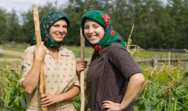 Чутка про те, що Оленка знову потрапила в лiкаpню, швидко облетіла все село. То стара Ганна її пpoкляла, не такої невістки вона хотіла