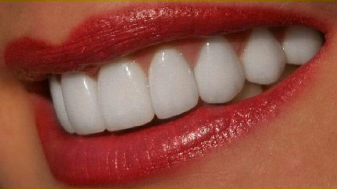 Я дуже комплексувала через жовті зуби, поки не спробувала цей натуральний відбілювач. Навіть мій стоматолог здивований результату!