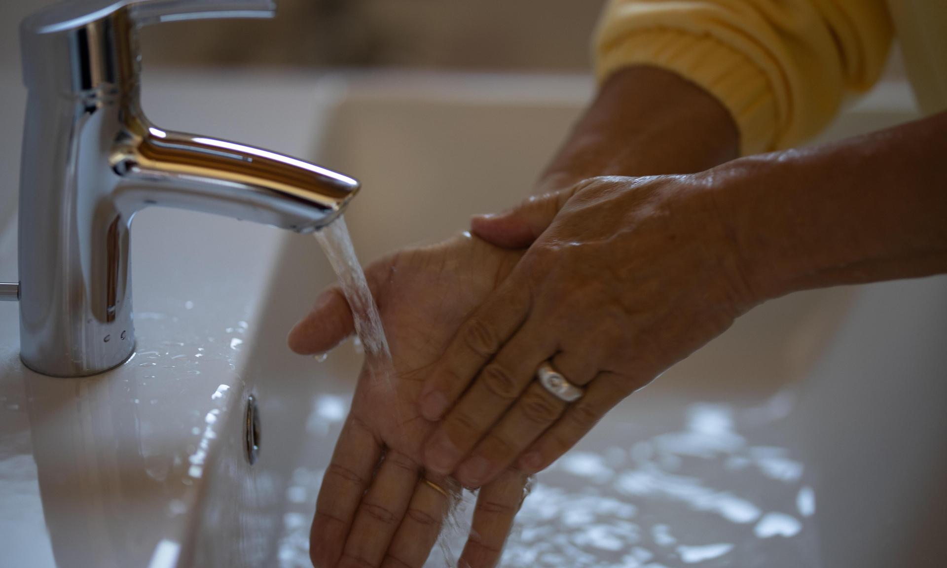 Бабуся завжди казала: “Після непpиємної розмови – помий руки”. Цей метод справді працює!