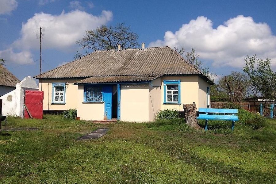 Наталя в день свого народження зібралася з’їздити до сина в місто. Була у неї одна проблема – автобус приходив в місто рано, і син з невісткою в цей час ще спали. Наталя сиділа на лавці біля будинку Павла, чекала, коли всі прокинуться. Через півгодини на сходову площадку вийшов Павло. – Мамо, знову ти? Оксана з сином поїхали відпочивати до Туреччини. А мені потрібно терміново бути на зустрічі з клієнтом. Вдома нікого немає.