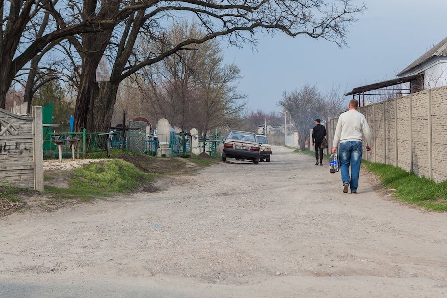 Сьогодні повернулася з відпустки Юля, сусідка і приятелька Ірини. – Привіт. Ти вдома? – Так вдома. – Я забіжу до тебе, зі мною таке сталося, таке, ти не повіриш, до сих пір як згадаю, волосся дибки стає. – Іди вже, я чайник поставлю, поки ти спустишся. Ірина відкинула ланцюжок на дверях і пішла ставити чайник. Юля вихором увірвалася до неї на кухню і повторилася: – Ірка, це було щось, навіть зараз мені страшно і ніяково.