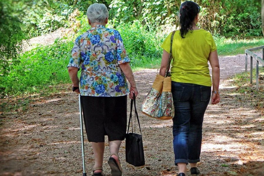 В Оксанки був день народження, 8 років. Запросили гостей, накрили стіл. Всі вітали дівчинку, дарували подарунки. Мама, тато і братик – всі біля неї, всі поруч. Тільки бабусі улюбленої щось нема… А ось і бабуся прийшла з великим гарним пакетом. Оксанка в передчутті гарного подарунка побігла їй на зустріч. Та раптом дівчинка зупинилася.