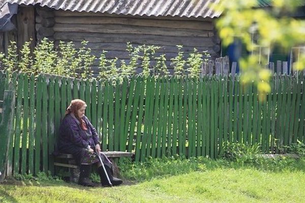 Роки йшли, від моєї молодості і краси не залишилося й сліду. Діти виросли, роз’їхалися. Старість підібралася непомітно. Чоловік пішов першим. Я залишилася сама і, раптом, вперше в житті, зрозуміла, що я зовсім нікому не потрібна. Діти навіть доглядати мене не хотіли. Зараз я живу з дочкою, але як же важко розуміти, що я тут зовсім чужа