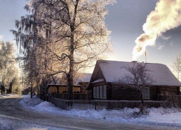 Сім років тому Ірина просто вийшла в магазин, а додому вже не повернулася. Вона покинула чоловіка, не могла більше доглядати за ним. Маленький син залишився з батьком. Ірина знала, що має хорошу свекруху і вона доглядатиме його, як рідного. Ірина вийшла заміж і святкувала річницю весілля. В двері тихенько постукали, коли жінка відкрила, так і сіла на підлозі в коридорі