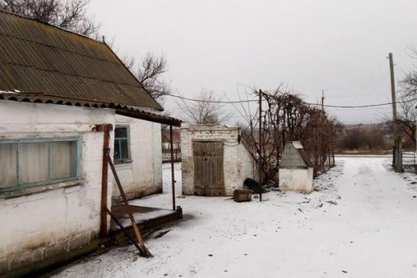 Лишила двоє діточок та чоловіка в холодній хаті, а сама пішла до вдівця. Рано зібралася йти. — Зачекай ще день. Попери — давно жінки нема. Я віддячу. Відклала напівпорожню торбу. Наступного дня господар знову попросив залишитися. Парувала на столі бараболя, помащена великими шкварками, лежав напочатий білий хліб. «Ще нині перебуду, а вже завтра». За тим завтра настало ще одне завтра, а там знову. Додому жінка не прийшла. А через роки усе село збіглося на подвір’я Марти, виглядали молодого хлопця, який приїхав до жінки. Та зустріч вpaзила всіх