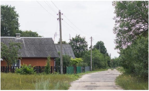 Павло знав, чия це дитина, але дівчинку в сільраді записав, як і інших своїх дітей, на себе. – Павле, невже чужу дитину годувати будеш? – запитала, не втримавшись, прибиральниця в сільській раді. – Вона мені, може, ріднішою за всіх буде, хоч і чужа, – відповів Павло. І, як у воду дивився