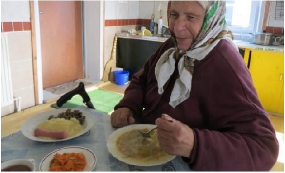 Я приїхала з дачі в місто і зайшла до доньки в гості. Дістала вона мені каструльку з гречкою, чай заварила. І тут приходить з роботи зять. Світлана моя дістає йому борщ зі сметаною, великий стейк з овочами з духовки витягує. Дивлюся і думаю – ну нічого собі. Матері, значить, чай з печенням і суха каша, а чоловікові – обід з трьох страв