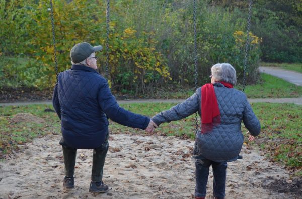 Весь день жінка поралася біля плити. Їй дуже хотілося побалувати дочку і внучат різноманітними смаколиками. Прокинувшись рано вранці, Євгенія Анатоліївна одягла гарну сукню, зробила зачіску, і почала чекати дорогих гостей. Жінка дістала з серванта конвертик, ще раз перерахувала свої заощадження і поклала на стіл. «Віддам сьогодні дітям. Нехай розпорядяться грошима на свій розсуд», – міркувала