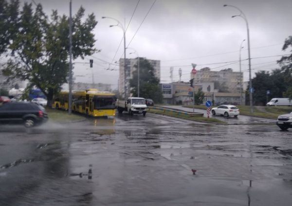 Одного разу Олексій запросив мене на побачення. Ми пили каву, гуляли в парку, а потім пішли в піцерію і замовили піцу. Я весь час хотіла оплатити своє замовлення, та Олексій сказав, що він розрахується сам. Я повернулася додому, а вранці мені прийшло повідомлення з номером картки