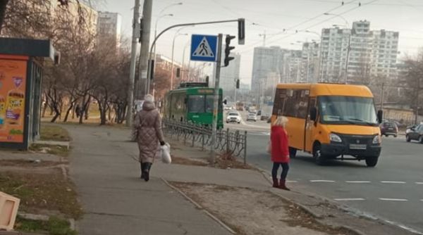 Три місяці, як мами не стало. Дзвонить мені брат, мовляв, я був в нотаріуса, мама все заповіла тобі. Ну ти ж не будеш квартиру, дачу, гараж, гроші на рахунках оформляти на себе одну через якусь сварку 12 років тому, нас же двоє дітей у батьків