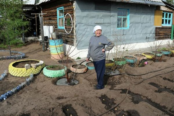 Чоловік мене залишив, бо зустрів собі іншу, кращу за мене. Ми розлучалися непросто, я потім змінила житло, змінила роботу. Колишній мені на картку щомісяця пересилав чималі гроші для сина, але я їх не брала, бо ще ображалася на нього. А потім побачила, що там вже назбиралася гарна сума і сама стала трішки туди своїх відкладати. Коли син виріс, я купила собі невеличку дачу на ті гроші. Ніколи не думала, що моя власна дитина захоче забрати ті гроші назад