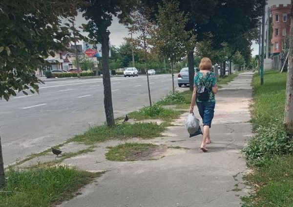 Я з Дмитром 10 років жила в шлюбі, а зараз зрозуміла, що потрібно розлучатися. В мене багатий чоловік і мама сказала, щоб я не лише про себе думала. А вона тепер за які гроші буде жити